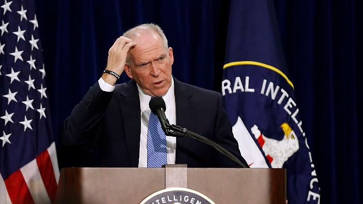 Die Macht des Internets unterschätzt: Hier ahnt CIA-Chef John Brennan noch nicht, dass die Ausschussvorsitzende seinen Auftritt live bei Twitter kommentiert.