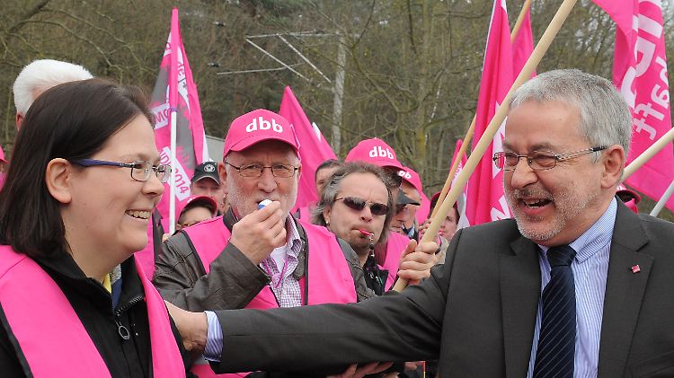 Die drohende Tarifeinheit weckt Kämpfernaturen: "Die Streikrhetorik verlangt nach Steigerung", sagt Willi Russ (r., Archivbild).