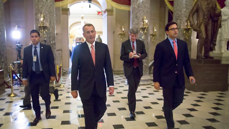 So sieht jemand aus, der gerade 1100 Milliarden Dollar durchgewunken hat: John Boehner (2.v.l.) ist Mehrheitsführer der Republikaner im US-Repräsentantenhaus.