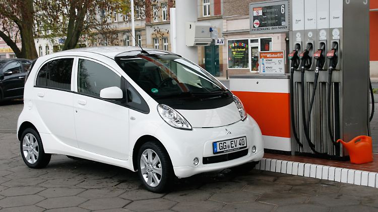 Fehl am Platze: Gäbe es so viele Ladesäulen wie Tankstellen, wären E-Autos gewiss attraktiver.