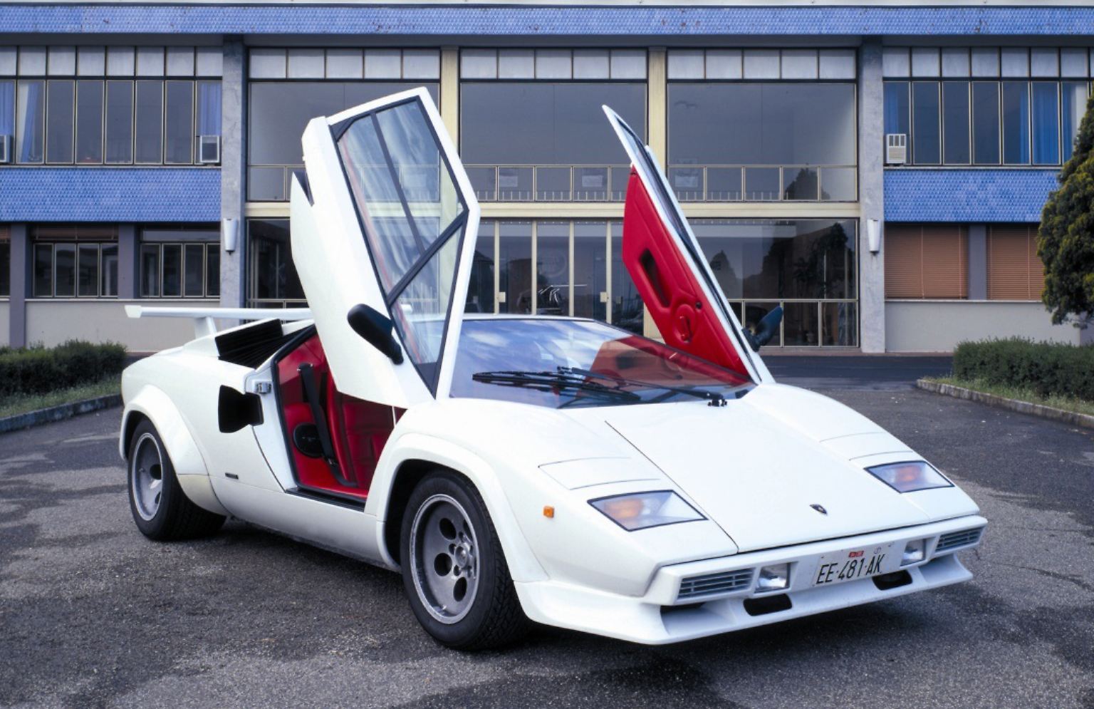Erst ein "H" wie historisch zeichnet alte Autos offiziell als erhaltenswertes kraftfahrzeugtechnisches Kulturgut aus. Schlagzeilen machten im IAA-Jahr 1985 weniger die vernunftbetonten Autos, ...