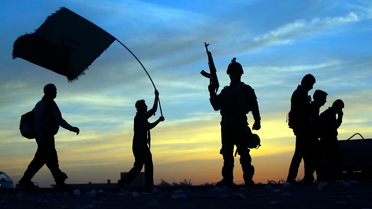 Schiitische Pilger im Irak machen sich im Schutz von Soldaten auf den Weg nach Kerbala.