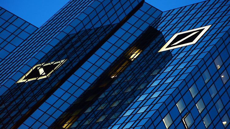 "Wir konzentrieren uns voll auf die Umsetzung der Strategie 2015+", heißt es von der Bank.