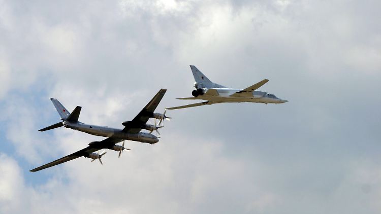 Russische Bomber und Kampfjets sorgen immer wieder für Alarm im Ostseeraum. Dieses Bild entstand bei einer Flugschau in Russland.