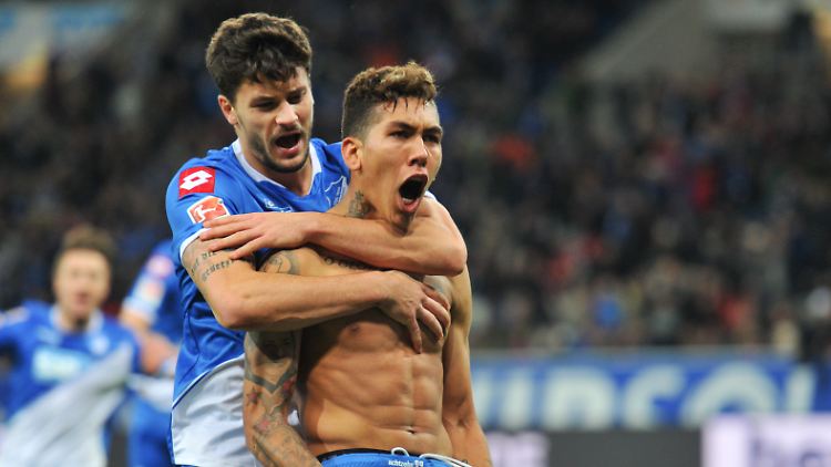 Torjubel ohne Trikot: Hoffenheims Roberto Firmino (r.) freut sich mit Tobias Strobl über das Tor zum 3:2.