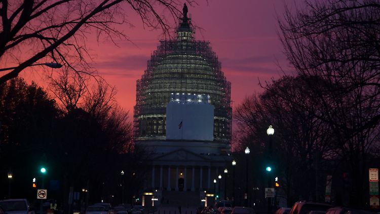 Dezemberhimmel über dem Kongress in Washington: Die berühmte Kuppel ist komplett eingerüstet - die Arbeiten am Haushalt stocken im Senat.