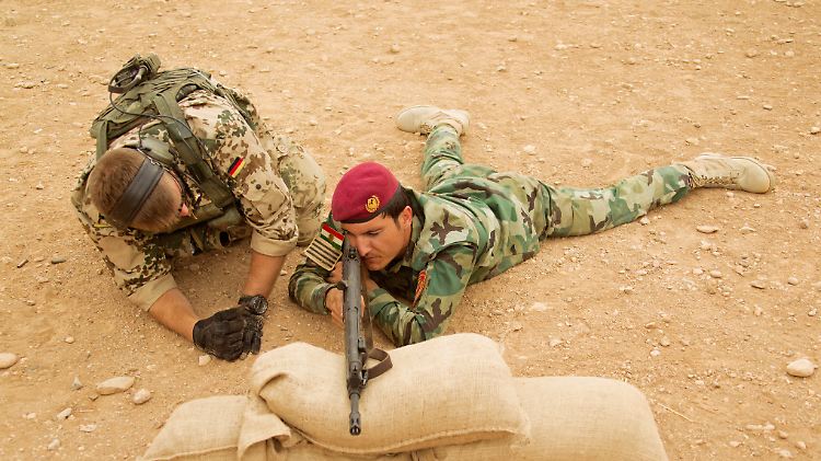 Seit dem Sommer werden bereits kurdische Kämpfer in Arbil in die Nutzung von Waffen eingewiesen.