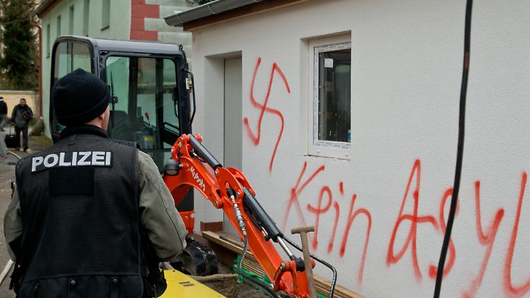 Brandanschlag und rechtsextreme Schmierereien: CSU-Chef Seehofer weist die Vorwürfe, ein Klima zu schaffen, das solche Taten ermutigt, scharf zurück.