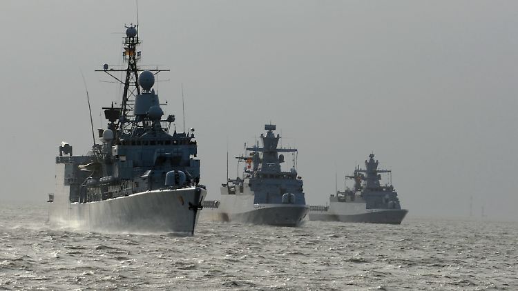 Größer als ein Schnellboot, kleiner als eine Fregatte (l.): Korvetten (Bildmitte und rechts) sind vor allem für die Küstenverteidigung geeignet.