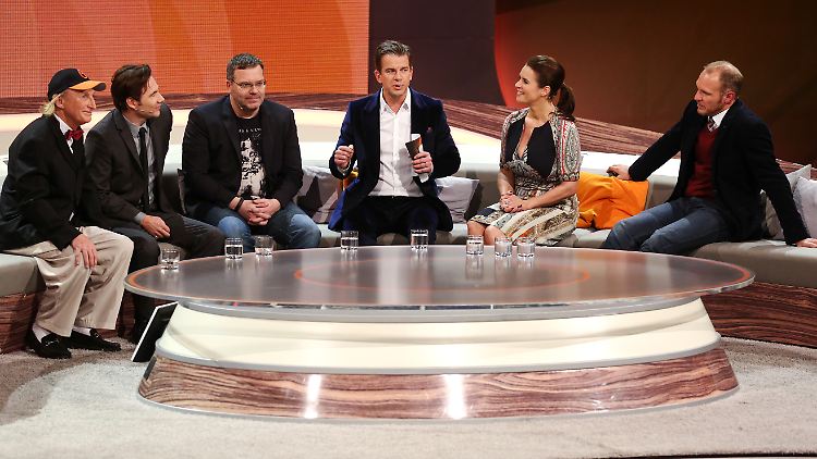 Noch einmal auf der Couch: Moderator Markus Lanz (4.v.l.) führte durch die Abschiedssendung - und sorgte für eine Show mit Rekordüberlänge.