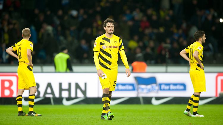 Enttäuschung nach dem Auswärtsspiel gegen Hertha: Dortmunds Mats Hummels (M.) erklärt sein Verhalten bei Twitter.