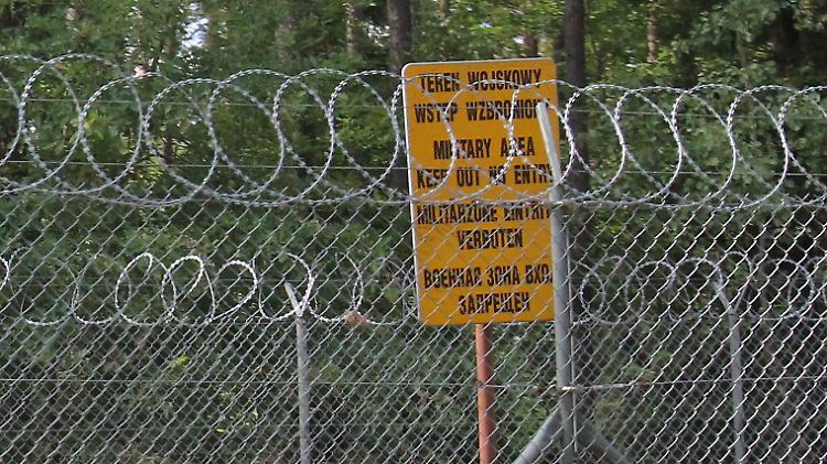 Sicherheitszaun vor einer US-Militärbasis in Polen.