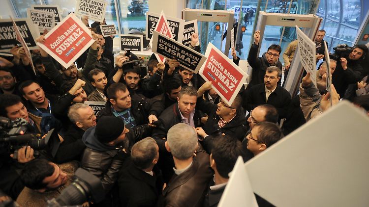 Angestellte der "Zaman"-Gruppe widersetzen sich den Sicherheitskräften im Hauptgebäude des Medienunternehmens.