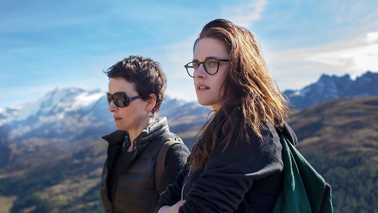 Juliette Binoche als Maria Enders und Kristen Stewart (v.l.) als ihre Assistentin Valentine in "Die Wolken von Sils Maria".
