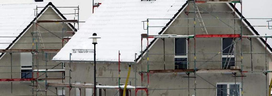 Hausbau im Winter ist möglich - solange die Temperaturen nicht unter 5 Grad plus fallen. Foto: Arno Burgi