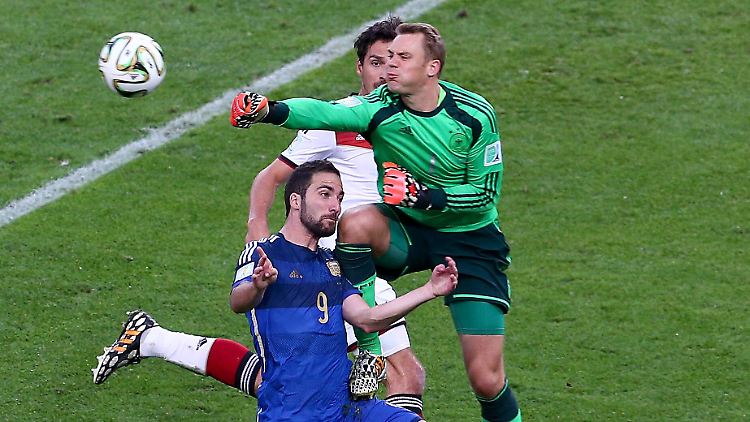 Das Knie voraus: Manuel Neuer trifft im Finale der WM auf den Argentinier Gonzalo Higuain.