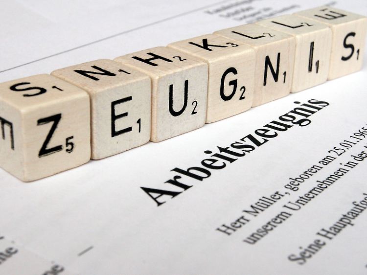 Mitarbeiter können auch dann ein Arbeitszeugnis verlangen, wenn sie noch im Unternehmen sind. Das gilt etwa, wenn der Chef wechselt oder sie in Elternzeit gehen.