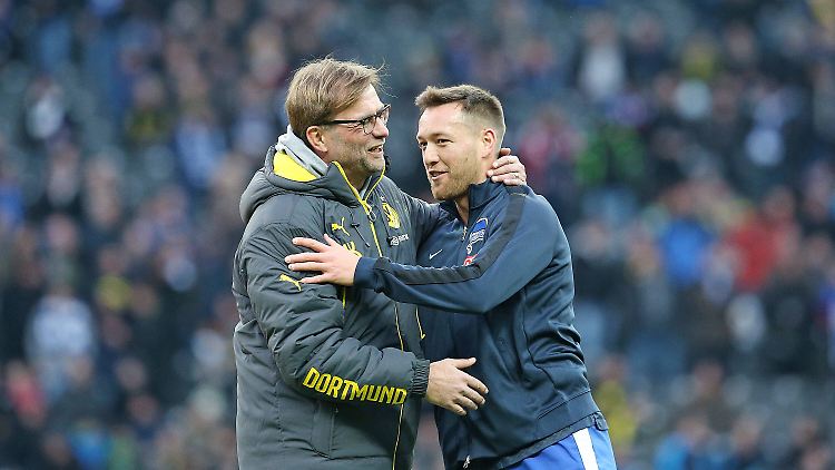 Jürgen Klopp und Julian Schieber herzen sich 2014 im Berliner Olympiastadion.
