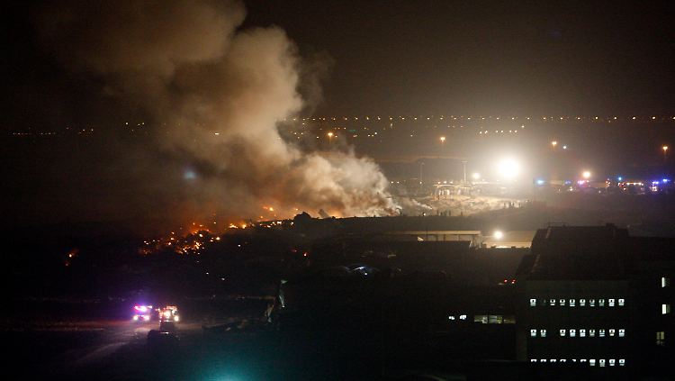 Rauch steht über der Unglücksstelle.
