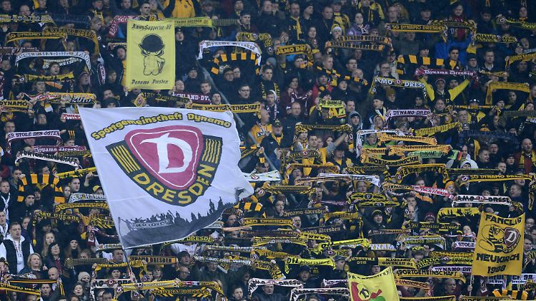 Sie müssen draußen bleiben: Fans der SG Dynamo Dresden.