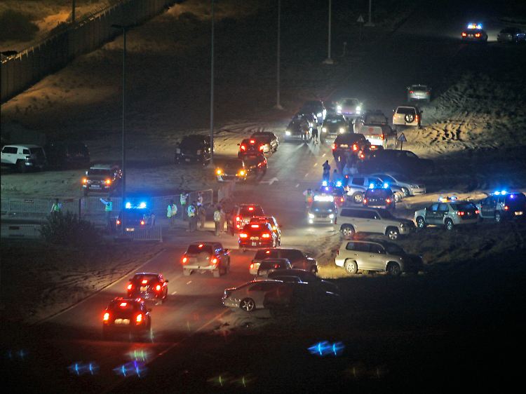 Die Polizei regelt den Zugang zu dem Militärgelände ab.