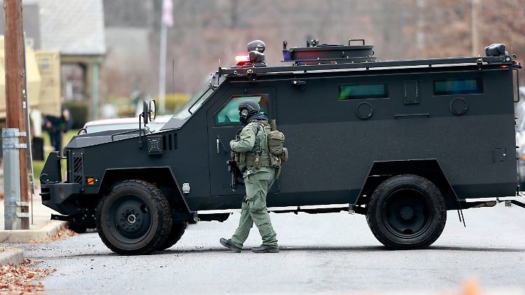 Die Polizei ist mit einer Sondereinheit vor Ort.