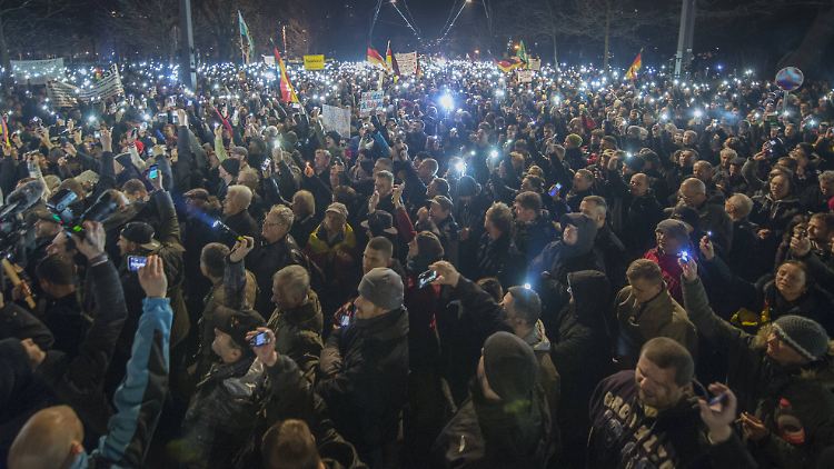 In Dresden folgten nach Polizeiangaben 15.000 Menschen dem Demonstrationsaufruf der "Patriotischen Europäer gegen die Islamisierung des Abendlandes".