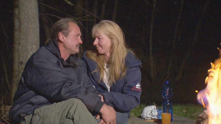 Mit romantischem Gesang will Gottfried seine Martina bezirzen.
