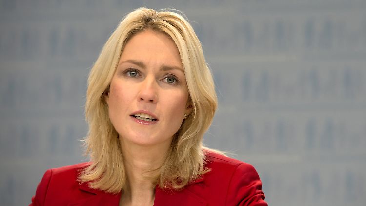Bundesfamilienministerin Manuela Schwesig darf im Wahlkampf vor der NPD warnen.