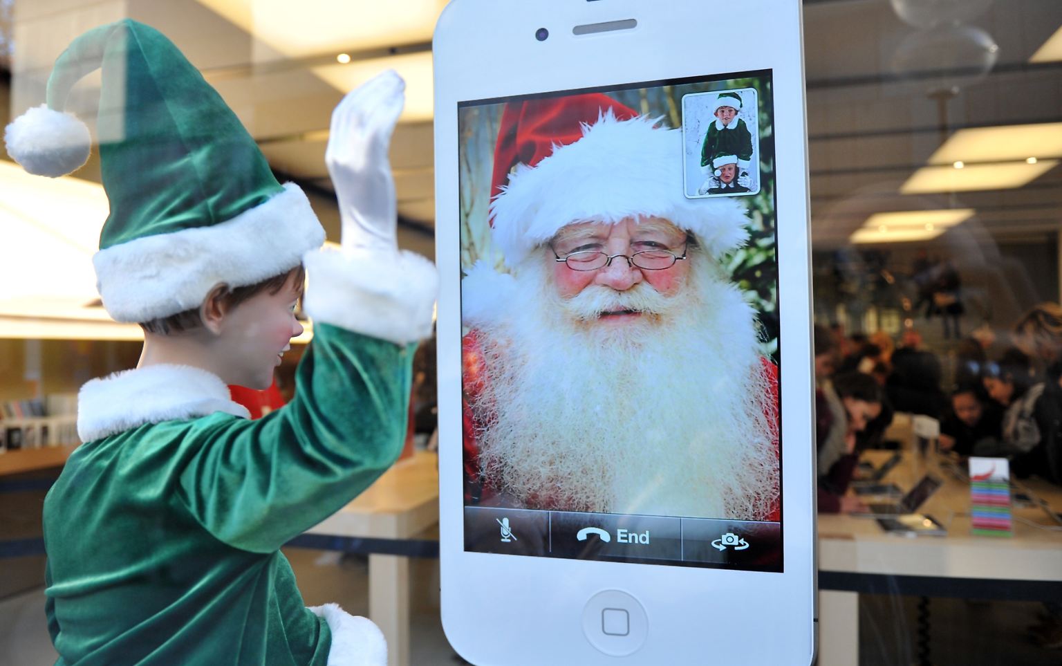 Zur Weihnachtszeit schenken viele ihren Eltern oder Großeltern ein Smartphone. Jungen Menschen fällt der Umgang mit den digitalen Alleskönnern oft leicht, doch viele, die nicht damit aufgewachsen sind, fühlen sich zunächst überfordert. Wer noch ein Smartphone für seine Eltern sucht, sollte deshalb nicht unüberlegt das nächstbeste Gerät nehmen, sondern vor dem Kauf genau überlegen, welche Aspekte wichtig sind.