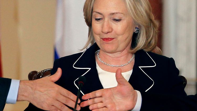 US-Außenminister Clinton und der historische Händedruck zwischen Netanjahu (l) und Abbas.