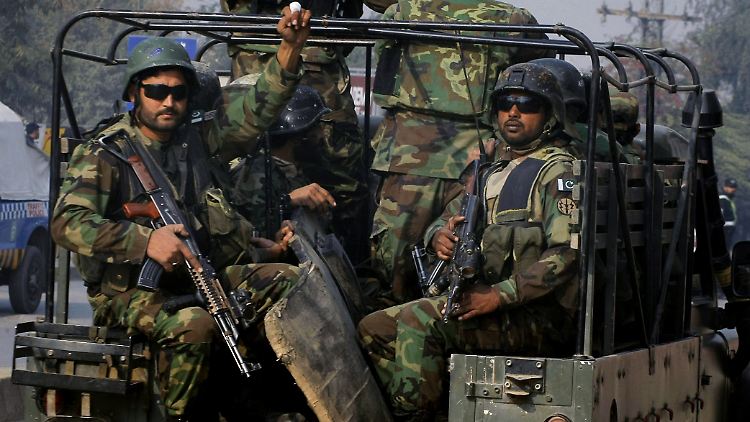 Soldaten des pakistanischen Militärs haben die Schule abgeriegelt.