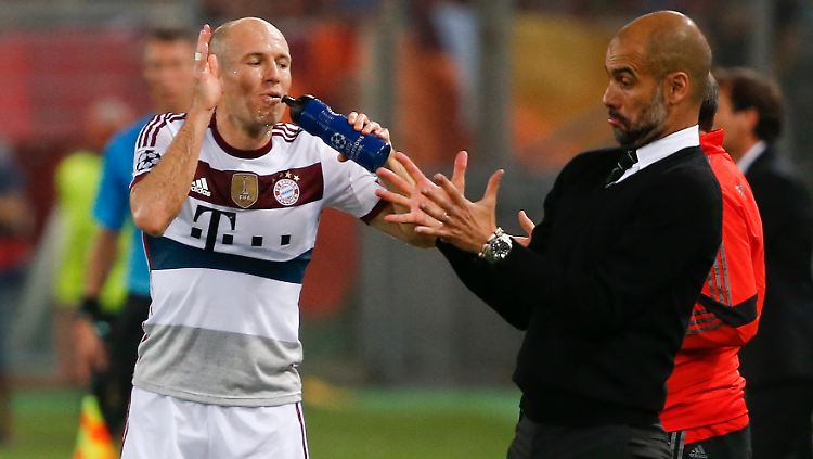 Glühwein in der Flasche? Arjen Robben und sein Trainer, Josep Guardiola.