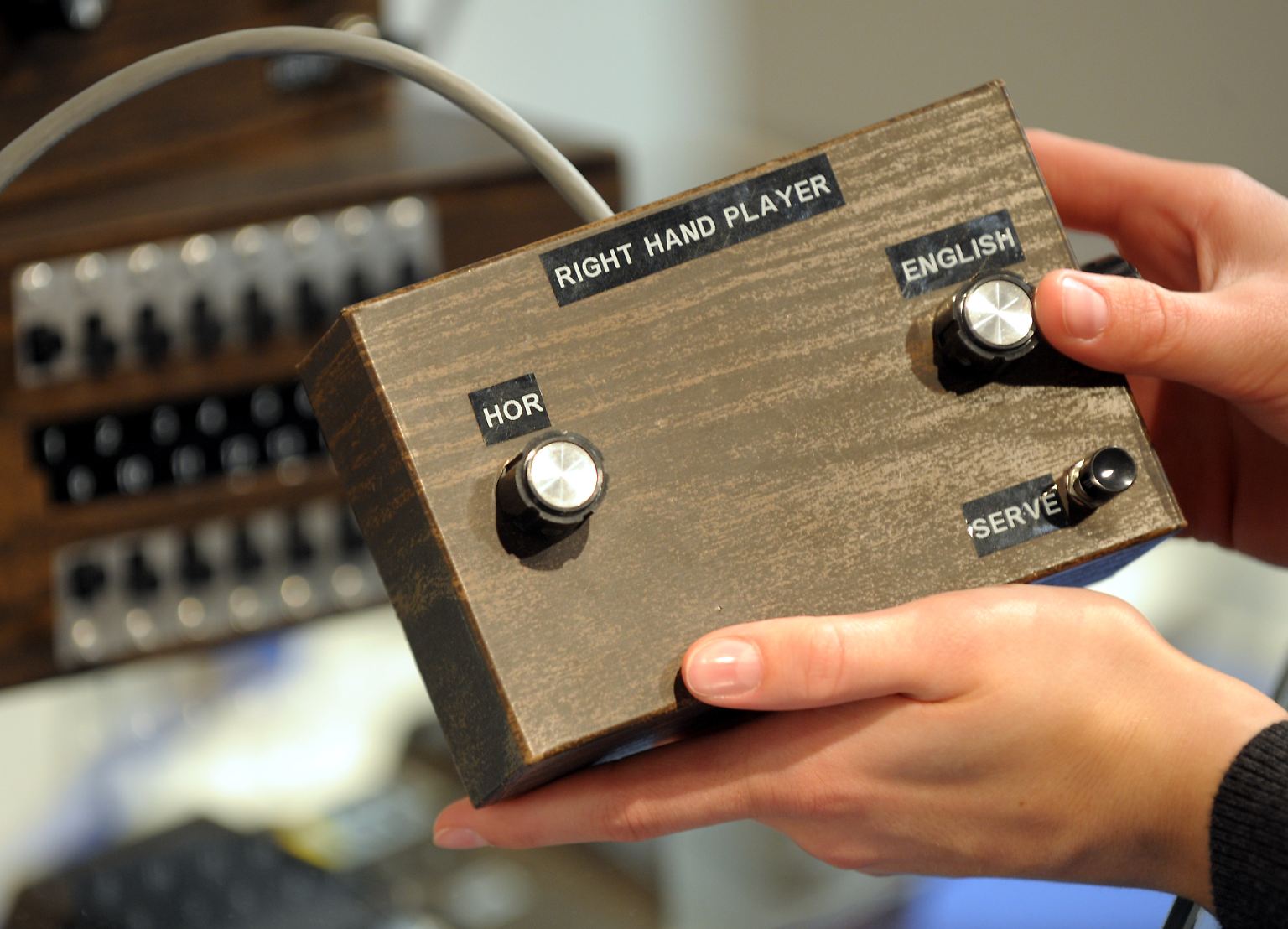 Bevor Bilder und Sprache auf aktuelle Spiele-Empfehlungen kommen, muss Zeit für eine Ehrung sein. So sah ein Videospiel-Controller ganz am Anfang aus, also in den 1960er-Jahren.