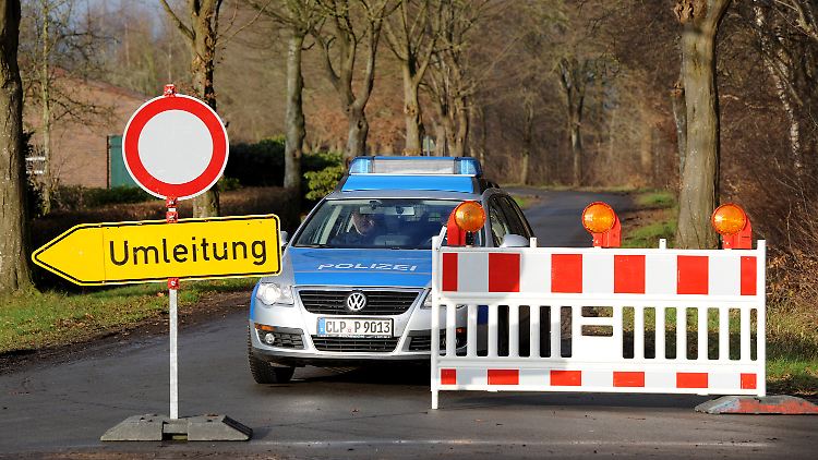 Die Polizei hat die Zufahrtstraße zu dem Geflügelhof bei Barßel abgesperrt.