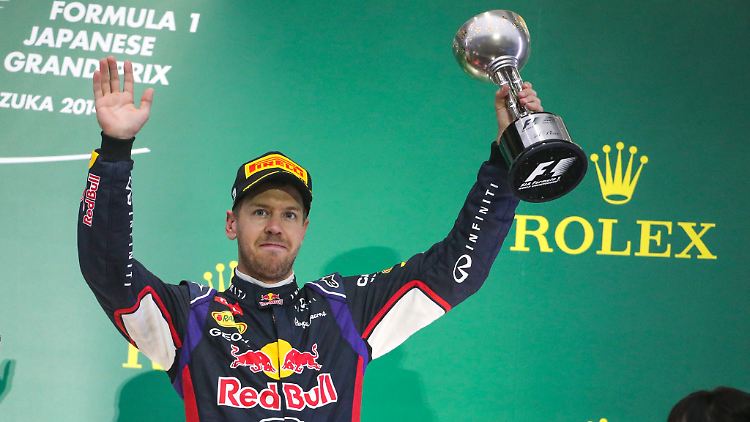 Pokale sind selten wirklich schön, ihr Wert ist eher ideell. Hier Sebastian Vettel mit einem Pokal für einen dritten Platz nach einem Rennen in Suzuka.
