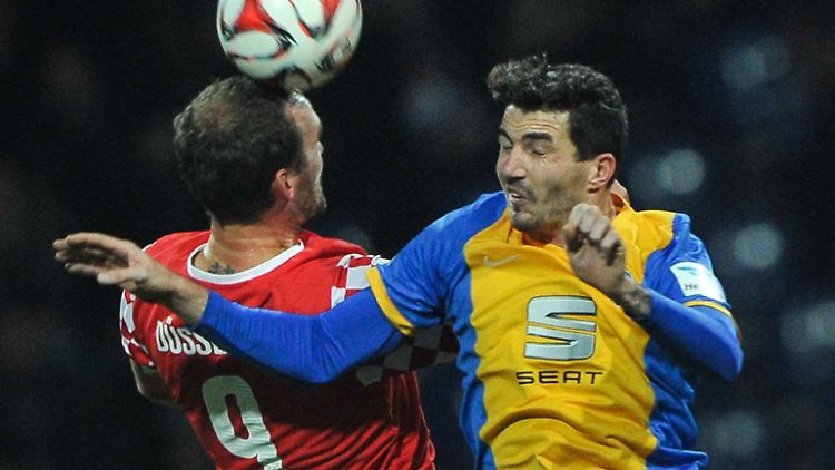 Erwin Hoffer von Düsseldorf kommt hier vor Norman Theuerkauf von Braunschweig an den Ball. 