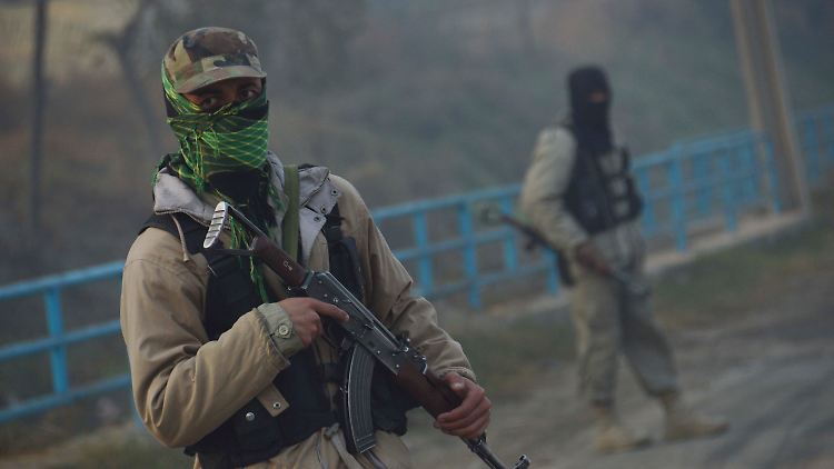 Pakistanische Sicherheitskräfte in der Nähe der attackierten Schule.