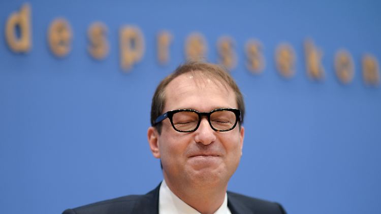 Wohlfühlen sieht anders aus: Verkehrsminister Dobrindt in der Bundespressekonferenz.
