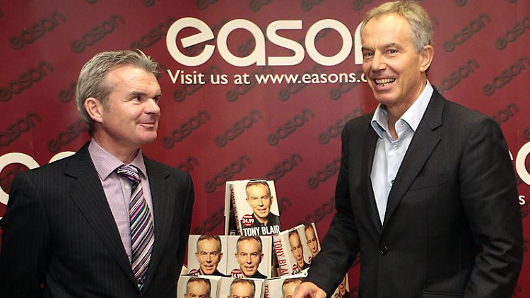 Blair (r) hat den schützenden Buchladen erreicht.