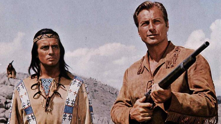 Pierre Brice (l.) und Lex Parker liehen Winnetou und Old Shatterhand ihr Gesicht. Jetzt wird die Geschichte neu verfilmt.