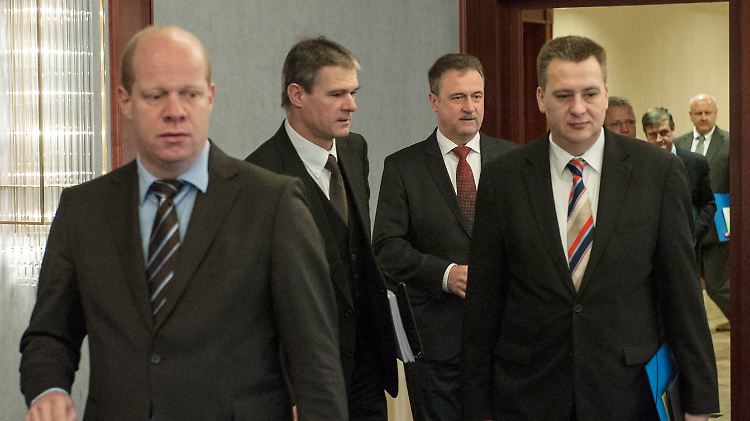 Claus Weselsky (3. v.r.) und Gewerkschaftsvertreter auf dem Weg zu den Verhandlungen.