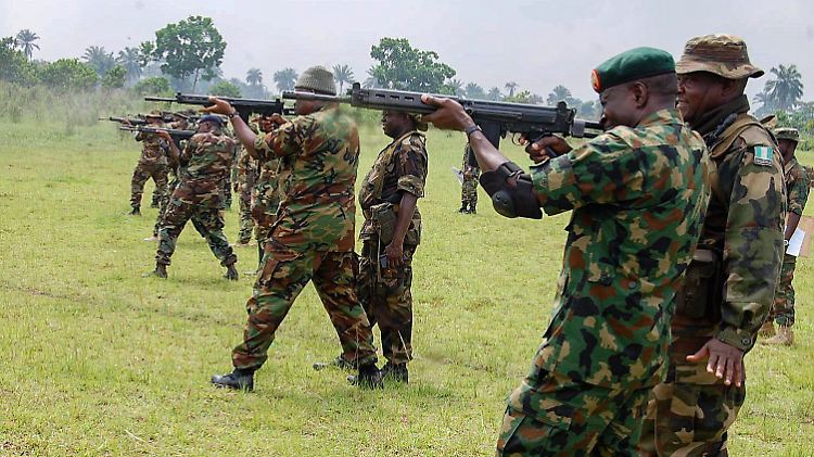 Nigerianische Soldaten bei der Ausbildung. 