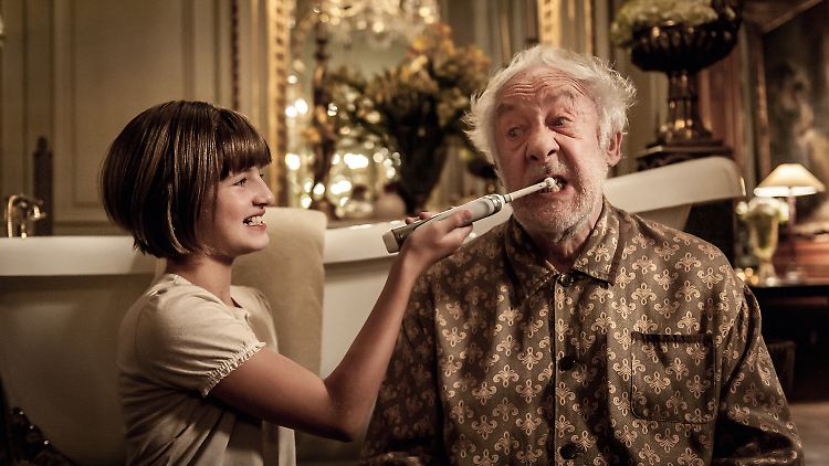 Kinder gehen mit Alten oft sorgloser um: Dieter Hallervorden als Amandus und Emma Schweiger als Tilda in "Honig im Kopf".