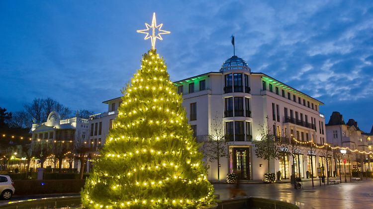 Weihnachtsbaum im Ostseebad Binz - so bunt dürfte es an Weihnachten immer noch aussehen. Nicht einmal eine Puderzuckerdecke wird es wohl geben. 