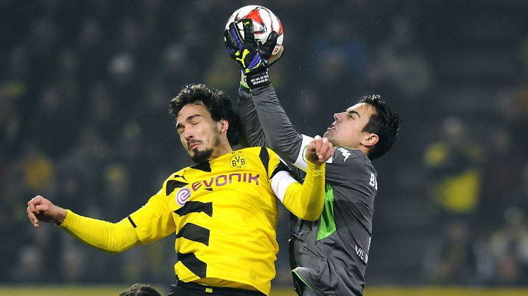 In Bedrängnis: Wolfsburgs Torhüter Diego Benaglio im Zweikampf mit dem Dortmunder kapitän Mats Hummels.