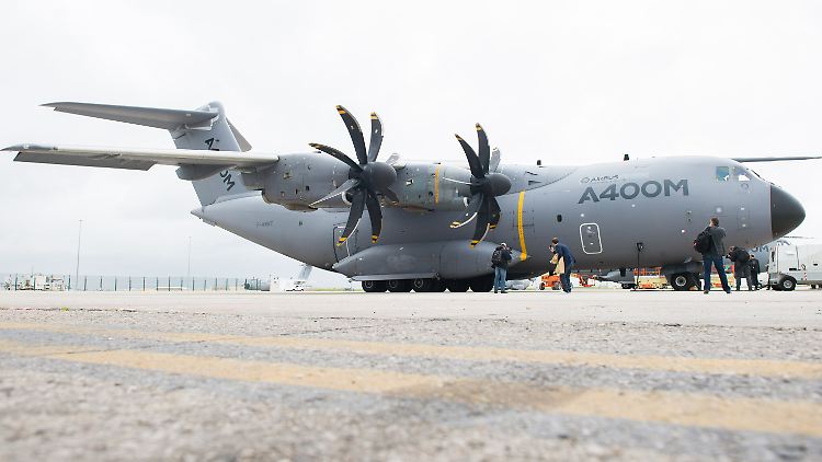 Der Airbus A400M steht noch auf dem Flughafen in Sevilla, Spanien.