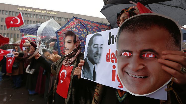 In Ankara protestieren viele Türken gegen die Festnahme der Journalisten.