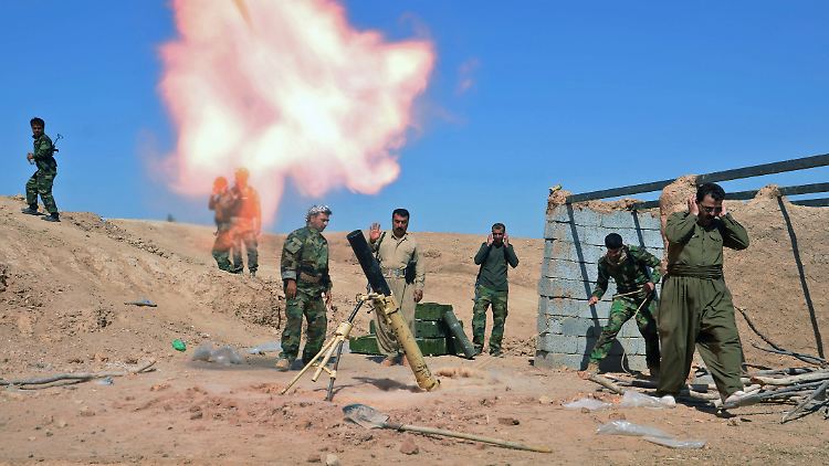 Die kurdischen Peschmerga-Einheiten - hier ein Archivbild aus dem Oktober - leisten dem IS erbitterten Widerstand.