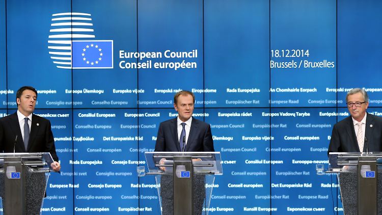 "Die neue Art, die Dinge beim Gipfel zu erledigen": EU-Ratspräsident Donald Tusk (M., hier mit Italiens Premier Matteo Renzi, l., und Kommissionspräsident Jean-Claude, r.) macht kurzen Prozess.